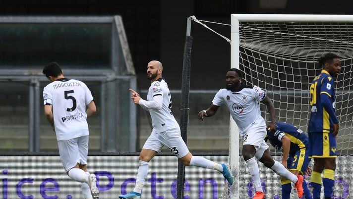 VERONA, ITALY - MAY 01: Riccardo Saponara of Spezia Calcio celebrates after scoring their side's first goal during the Serie A match between Hellas Verona FC and Spezia Calcio at Stadio Marcantonio Bentegodi on May 01, 2021 in Verona, Italy. Sporting stadiums around Italy remain under strict restrictions due to the Coronavirus Pandemic as Government social distancing laws prohibit fans inside venues resulting in games being played behind closed doors. (Photo by Alessandro Sabattini/Getty Images) VERONA, ITALY - MAY 01: Riccardo Saponara of Spezia Calcio celebrates after scoring their side's first goal during the Serie A match between Hellas Verona FC and Spezia Calcio at Stadio Marcantonio Bentegodi on May 01, 2021 in Verona, Italy. Sporting stadiums around Italy remain under strict restrictions due to the Coronavirus Pandemic as Government social distancing laws prohibit fans inside venues resulting in games being played behind closed doors. (Photo by Alessandro Sabattini/Getty Images)