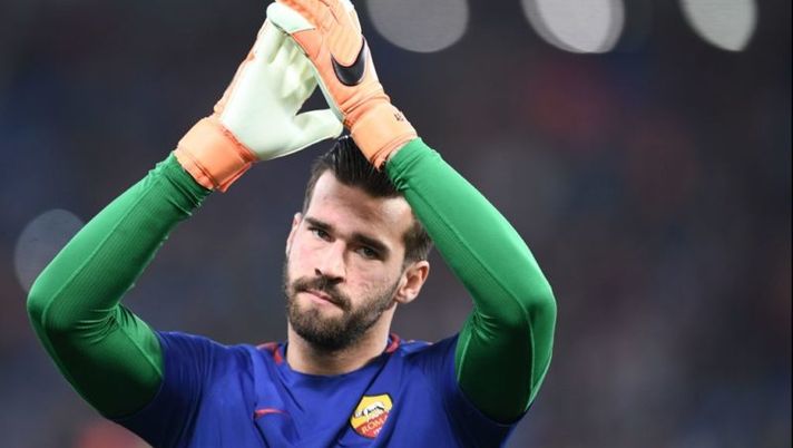 AS Roma's Brazilian goalkeeper Alisson Becker gestures ahead of the UEFA Champions League quarter-final second leg football match between AS Roma and FC Barcelona at the Olympic Stadium in Rome on April 10, 2018. / AFP PHOTO / Filippo MONTEFORTE (Photo credit should read FILIPPO MONTEFORTE/AFP/Getty Images) MERCATO – Sorpresa per Alisson! Malcom, novità Castro, Berisha, il dispetto di Lotito alla Juve - immagine 1