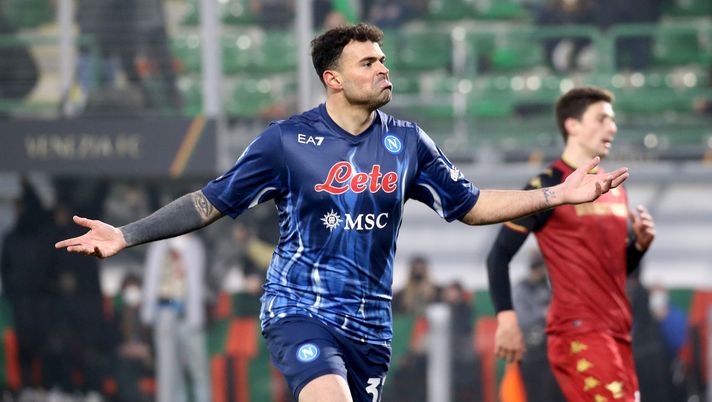 VENICE, ITALY - FEBRUARY 06: Andrea Petagna of Napoli celebrates his team's second goal during the Serie A match between Venezia FC and SSC Napoli at Stadio Pier Luigi Penzo on February 06, 2022 in Venice, Italy. (Photo by Maurizio Lagana/Getty Images) Pagelle Venezia – Napoli 0-2: successo targato da Osimhen e Petagna – Voti Fantacalcio - immagine 1