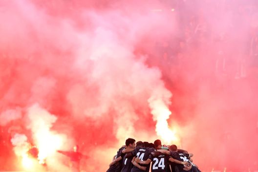 PRAGUE, CZECH REPUBLIC - SEPTEMBER 16: Players of Union Berlin gather as flares are seen being set off by fans prior to the UEFA Europa Conference League group E match between Slavia Praha and 1. FC Union Berlin at Eden Arena on September 16, 2021 in Prague, Czech Republic. (Photo by Alexander Hassenstein/Getty Images) UEFA, stadi con la capienza bassa? Un fallimento per la Conference League- immagine 2