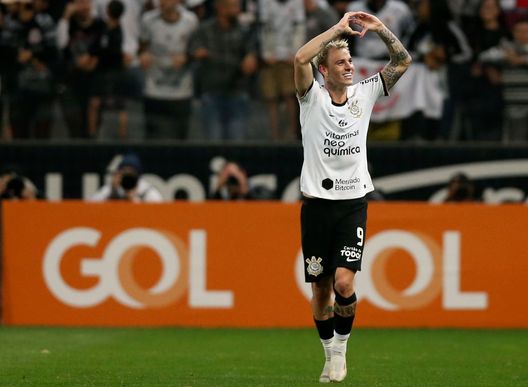 (Photo by Alexandre Schneider/Getty Images) Corinthians in ginocchio, ma Roger Guedes carica: “Su la testa, c’è il derby col Palmeiras…”- immagine 2