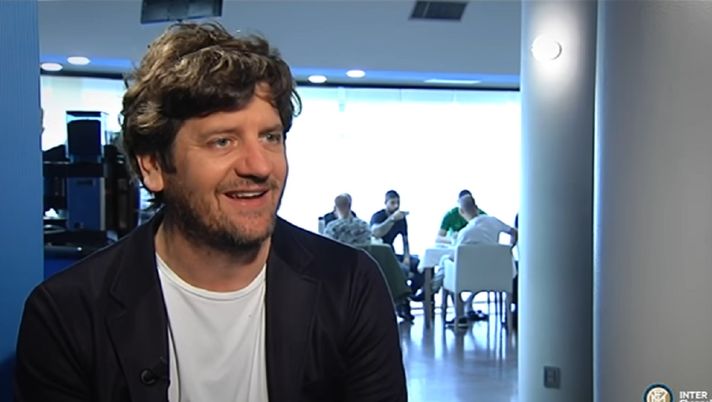 De Luigi: “Triplete Inter, piangevo urlando è Dio. Guardo le partite alla Fantozzi con…” De Luigi: “Triplete Inter, piangevo urlando è Dio. Guardo le partite alla Fantozzi con…”