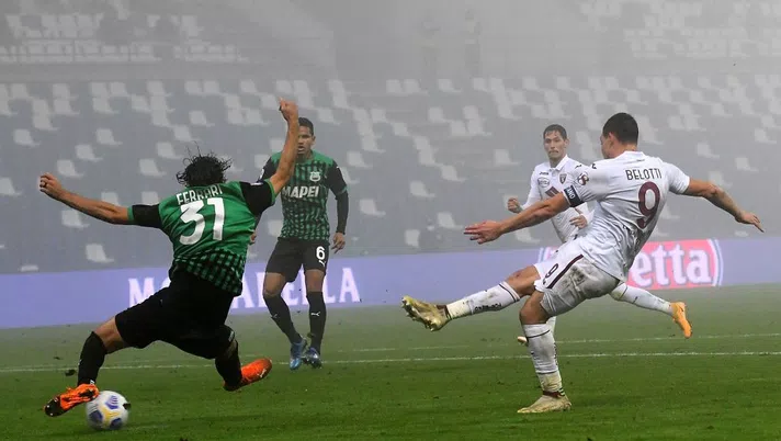 REGGIO NELL'EMILIA, ITALY - OCTOBER 23: Andrea Belotti of Torino FC scores his team second goal during the Serie A match between US Sassuolo and Torino FC at Mapei Stadium - Città del Tricolore on October 23, 2020 in Reggio nell'Emilia, Italy. (Photo by Alessandro Sabattini/Getty Images)