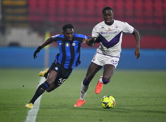 MONZA, ITALY - JANUARY 25: Enoch Owusu of FC Internazionale U19 competes for the ball with Olabode Kayode of ACF Fiorentina during the Supercoppa Primavera match between FC Internazionale U19 and ACF Fiorentina U19 at Stadio Brianteo on January 25, 2023 in Monza, Italy. (Photo by Mattia Pistoia - Inter/Inter via Getty Images) Kayode, sirene estere per il talento viola. Ma Firenze rimane la prima scelta- immagine 2