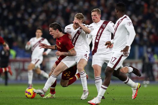 ROME, ITALY - NOVEMBER 28: Nicolo Zaniolo of AS Roma is challenged by Tommaso Pobega of Torino FC during the Serie A match between AS Roma and Torino FC at Stadio Olimpico on November 28, 2021 in Rome, Italy. (Photo by Paolo Bruno/Getty Images) Consigli Fantacalcio, 5 centrocampisti per la 26a giornata: puntiamo sulla ‘sorpresa’ Pobega!- immagine 2
