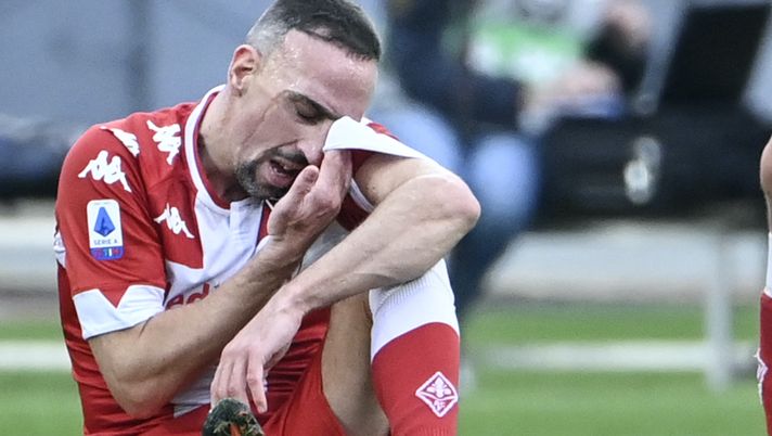Fiorentina's French forward Franck Ribery reacts after being injured during the Italian Serie A football match Lazio Rome vs Fiorentina on January 6, 2021 at the Olympic stadium in Rome. (Photo by Alberto PIZZOLI / AFP) (Photo by ALBERTO PIZZOLI/AFP via Getty Images) Ribery gioca o no? Gazzetta: “C’è pessimismo dalla serata di ieri, in programma un provino” - immagine 1