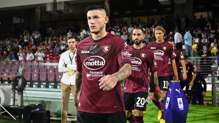 SALERNO, ITALY - AUGUST 14: Pasquale Mazzocchi of US Salernitana during the Serie A match between Salernitana and AS Roma at Stadio Arechi on August 14, 2022 in Salerno, . (Photo by Francesco Pecoraro/Getty Images) Mazzocchi: “Nazionale? Questa la verità. Ribery è un fenomeno, Candreva e il paragone con Theo” - immagine 1