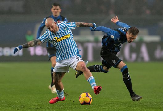  BERGAMO, ITALY - FEBRUARY 10: Filippo Costa (L) of Spal competes for the ball with Josip Ilicic of Atalanta BC during the Serie A match between Atalanta BC and SPAL at Stadio Atleti Azzurri d'Italia on February 10, 2019 in Bergamo, Italy. (Photo by Emilio Andreoli/Getty Images) 