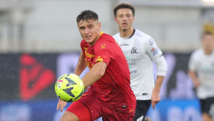 LA SPEZIA, ITALY - JANUARY 08: Lorenzo Colombo of US Lecce in action during the Serie A match between Spezia Calcio and US Lecce at Stadio Alberto Picco on January 8, 2023 in La Spezia, Italy. (Photo by Gabriele Maltinti/Getty Images) Lecce, la probabile formazione: Colombo con Strefezza, le ultime su Pezzella e Maleh - immagine 1