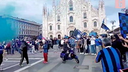 VIDEO Inter, con la vespa in Piazza Duomo: i “pazzi” festeggiamenti per lo scudetto nerazzurro numero 19
