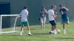 VIDEO / Djokovic, non solo tennis: anche a calcio i colpi sono da fuoriclasse