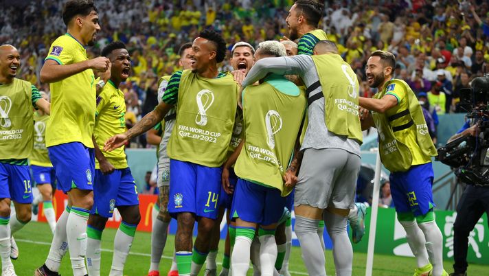 LUSAIL CITY, QATAR - NOVEMBER 24: Richarlison of Brazil celebrates with teammates after scoring their team's second goal during the FIFA World Cup Qatar 2022 Group G match between Brazil and Serbia at Lusail Stadium on November 24, 2022 in Lusail City, Qatar. (Photo by Justin Setterfield/Getty Images) brasile serbia