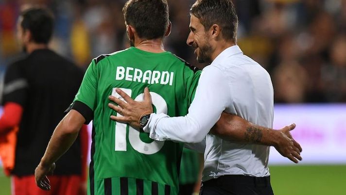 REGGIO NELL'EMILIA, ITALY - AUGUST 20: Alessio Dionisi head coach of US Sassuolo embraces Domenico Berardi of US Sassuolo after the Serie A match between US Sassuolo and US Lecce at Mapei Stadium - Citta' del Tricolore on August 20, 2022 in Reggio nell'Emilia, . (Photo by Alessandro Sabattini/Getty Images) Dionisi: “Non so se Berardi sarà out col Napoli: da valutare! Bajrami, Laurienté, Maxime…” - immagine 1