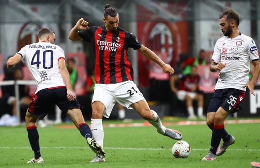 Zlatan Ibrahimovic affronta Sebastian Walukiewicz durante l'ultimo Milan-Cagliari Zlatan Ibrahimovic affronta Sebastian Walukiewicz durante l'ultimo Milan-Cagliari