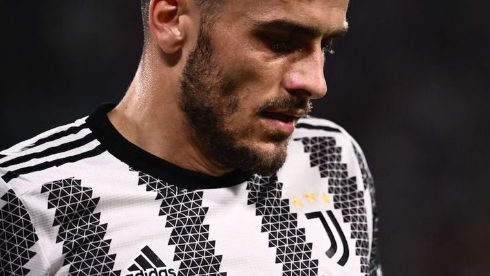 Juventus' Serbian midfielder Filip Kostic reacts during the Italian Serie A football match between Juventus and Sassuolo on August 15, 2022 at the Juventus stadium in Turin. (Photo by Marco BERTORELLO / AFP) (Photo by MARCO BERTORELLO/AFP via Getty Images) Gazzetta boccia Kostic: “Ha fatto 5 cross dalle statistiche, ma non se ne ricorda uno” - immagine 1