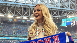Ieri allo stadio, oggi col body sexy: Victoria Lopyreva incanta agli Europei