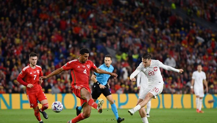 CARDIFF, WALES - SEPTEMBER 25: Piotr Zielinski of Poland shoots and misses while under pressure from Ben Cabango of Wales during the UEFA Nations League League A Group 4 match between Wales and Poland at Cardiff City Stadium on September 25, 2022 in Cardiff, Wales. (Photo by Dan Mullan/Getty Images) Mondiali, cinque calciatori azzurri sono sicuri della convocazione: il sesto ci spera - immagine 1