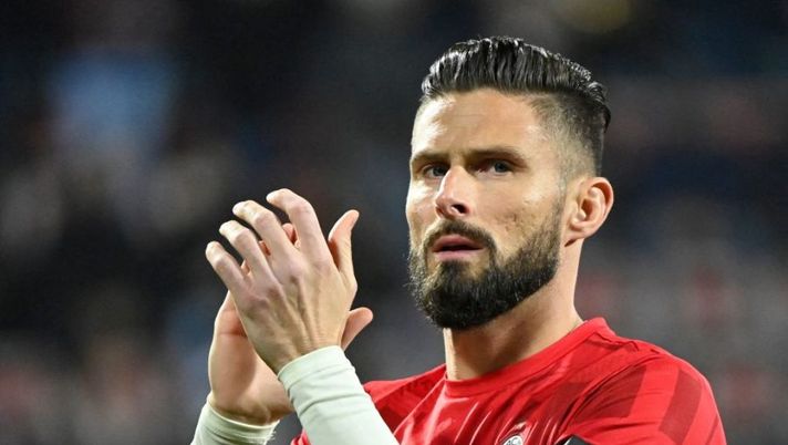 AC Milan's French forward Olivier Giroud applauds as he warms up prior to the Italian Serie A football match between Cagliari and AC Milan, on March 19, 2022 at the Sardegna Arena in Cagliari. (Photo by Alberto PIZZOLI / AFP) (Photo by ALBERTO PIZZOLI/AFP via Getty Images) Gazzetta boccia Leao e Giroud: “I due da piena insufficienza. E Bremer toglie l’aria” - immagine 1
