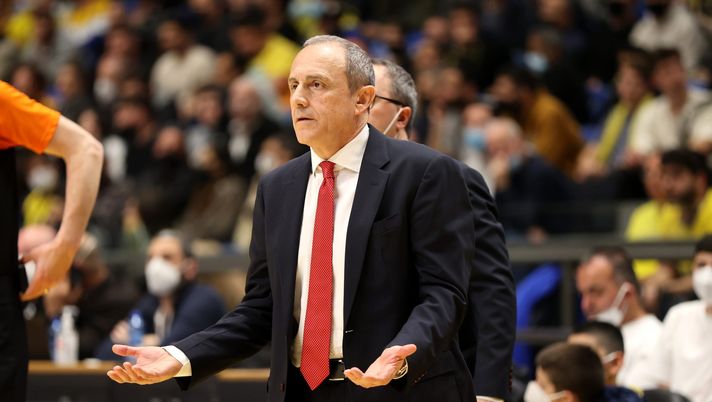 TEL AVIV, ISRAEL - MARCH 22: Ettore Messina, Head Coach of AX Armani Exchange Milan in action during the Turkish Airlines EuroLeague Regular Season Round 31 match between Maccabi Playtika Tel Aviv and AX Armani Exchange Milan at Menora Mivtachim Arena on March 22, 2022 in Tel Aviv, Israel. (Photo by Seffi Magriso/Euroleague Basketball via Getty Images) Ettore Messina, allenatore dell'Olimpia Milano (getty images)
