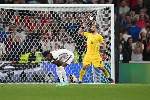 LONDON, ENGLAND - JULY 11: Marcus Rashford of England looks dejected after hitting the post in their team's third penalty as Gianluigi Donnarumma of Italy celebrates in a penalty shoot out during the UEFA Euro 2020 Championship Final between Italy and England at Wembley Stadium on July 11, 2021 in London, England. (Photo by Andy Rain - Pool/Getty Images) Un inglese profeta… nel 2013: “L’Inghilterra ha perso ai rigori la finale di Euro 2020 contro l’Italia”- immagine 2