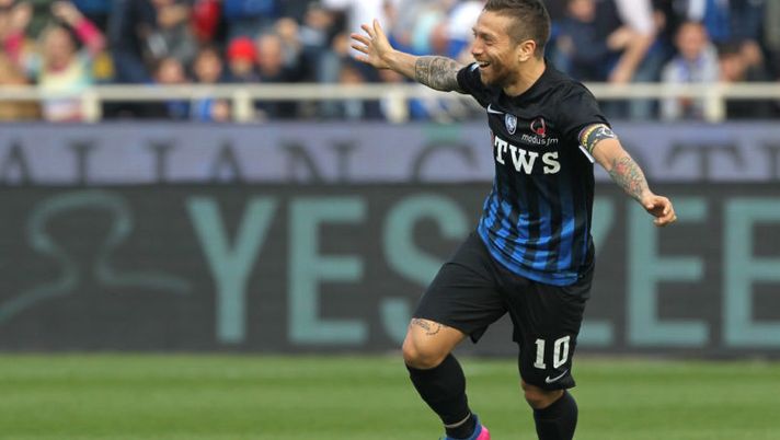 BERGAMO, ITALY - MARCH 19: Alejandro Dario Gomez of Atalanta BC celebrates after scoring the opening goal during the Serie A match between Atalanta BC and Pescara Calcio at Stadio Atleti Azzurri d'Italia on March 19, 2017 in Bergamo, Italy. (Photo by Marco Luzzani/Getty Images) Atalanta, Kessié e Hateboer out: Gasp stravolge la formazione! E il Papu Gomez… - immagine 1