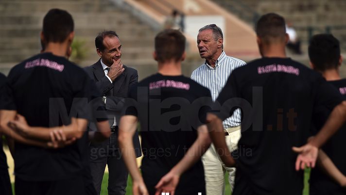 PALERMO, ITALY - OCTOBER 20:  President Maurizio Zamparini of US Citta' di Palermo takes a speach to players as Sport Director Fabio Lupo (L) looks on during a Palermo training session at Campo Tenente Onorato on October 20, 2017 in Palermo, Italy.  (Photo by Tullio M. Puglia/Getty Images)  PALERMO, ITALY - OCTOBER 20:  President Maurizio Zamparini of US Citta' di Palermo takes a speach to players as Sport Director Fabio Lupo (L) looks on during a Palermo training session at Campo Tenente Onorato on October 20, 2017 in Palermo, Italy.  (Photo by Tullio M. Puglia/Getty Images)