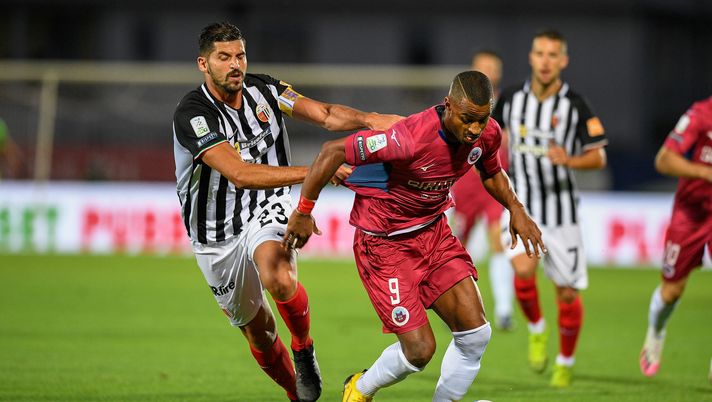 CITTADELLA, ITALY - JULY 17: Riccardo Brosco of FC Ascoli challenges for the ball with Davide Diaw of AS Cittadella during the serie B match between AS Cittadella and Ascoli Calcio on July 17, 2020 in Cittadella, Italy. (Photo by Getty Images/Getty Images) 