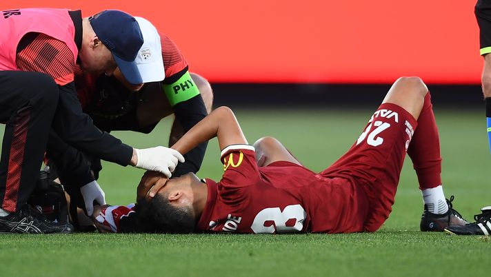 ADELAIDE, AUSTRALIA - NOVEMBER 11: Juan De Dios Prados López of Adelaide United checked by team doctor during the round six A-League Men's match between Adelaide United and Melbourne Victory at Coopers Stadium, on November 11, 2022, in Adelaide, Australia. (Photo by Mark Brake/Getty Images) Ex Spezia, Prados infortunio shock: compagni in lacrime in campo - immagine 1