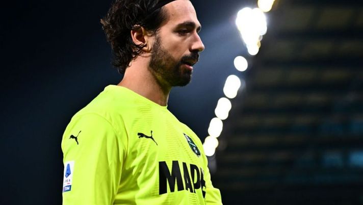 BOLOGNA, ITALY - NOVEMBER 12: Andrea Consigli of US Sassuolo reacts during the Serie A match between Bologna FC and US Sassuolo at Stadio Renato Dall'Ara on November 12, 2022 in Bologna, Italy. (Photo by Alessandro Sabattini/Getty Images) NEWS – Novità Consigli, Immobile, Cuadrado, Dessers, Deulofeu, McKennie, Gosens, Lukic… - immagine 1