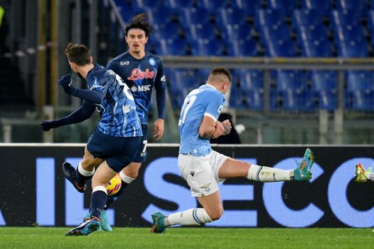 ROME, ITALY - FEBRUARY 27: Fabian Ruiz of SSC Napoli scores a second goal during the Serie A match between SS Lazio and SSC Napoli at Stadio Olimpico on February 27, 2022 in Rome, Italy. (Photo by Marco Rosi - SS Lazio/Getty Images) fabian gol