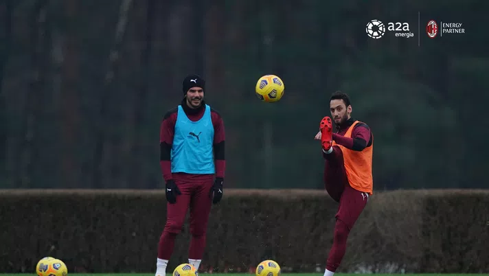 Theo Hernandez e Hakan Calhanoglu in allenamento (acmilan.com)