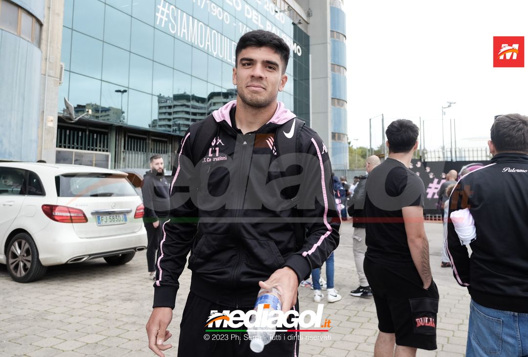 FOTO Cagliari-Palermo, i Rosanero in partenza dal “Renzo Barbera” (GALLERY) - immagine 14