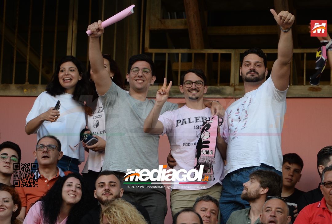 Fototifo, facce da Serie B. I tifosi allo stadio per Palermo-Padova 1-0 - immagine 117