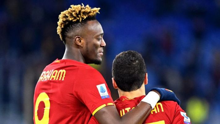 Roma's Armenian midfielder Henrikh Mkhitaryan (R) celebrates with Roma's English forward Tammy Abraham after scoring his team's second goal during the Serie A football match beetween AS Roma and Juventus at the Olympic stadium in Rome on January 9, 2022. (Photo by Alberto PIZZOLI / AFP) (Photo by ALBERTO PIZZOLI/AFP via Getty Images) Voti fantacalcio: la scelta su Nzola! Dybala come Veretout e Abraham come Szczesny - immagine 1