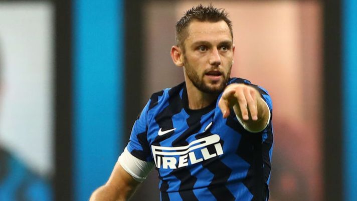 during the Serie A match between FC Internazionale and SSC Napoli at Stadio Giuseppe Meazza on July 28, 2020 in Milan, Italy. Inter, le ultime su D’Ambrosio, de Vrij e Handanovic: c’è attesa per i tamponi - immagine 1