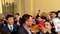 VIDEO Inter-Benfica, febbre Champions: selfie e cori per Zanetti, Zhang e Marotta