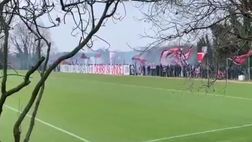 Ultras rossoneri, pre-derby a Milanello: cori e bandiere, la squadra ringrazia