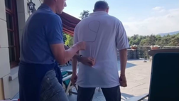 Van Basten batte Massaro a golf, poi gli autografa la maglia | VIDEO