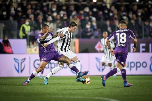 FLORENCE, ITALY - MARCH 02: Dusan Vlahovic of Juventus and Igor of Fiorentina during the Coppa Italia Semi Final 1st Leg match between ACF Fiorentina and Juventus FC at Stadio Artemio Franchi on March 2, 2022 in Florence, Italy. (Photo by Daniele Badolato - Juventus FC/Juventus FC via Getty Images) La doppia rincorsa sulla Juve: Coppa Italia, sì, ma il quarto posto è a… -1!- immagine 2