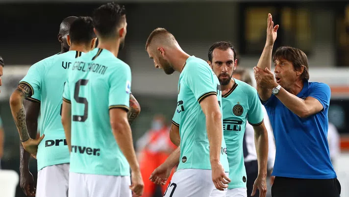 VERONA, ITALY - JULY 09:  FC Internazionale coach Antonio Conte issues instructions to his players during the Serie A match between Hellas Verona and FC Internazionale at Stadio Marcantonio Bentegodi on July 9, 2020 in Verona, Italy.  (Photo by Marco Luzzani/Getty Images)
