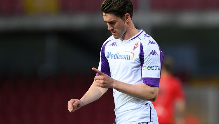 BENEVENTO, ITALY - MARCH 13: Dusan Vlahovic of ACF Fiorentina celebrates after scoring their team's first goal during the Serie A match between Benevento Calcio and ACF Fiorentina at Stadio Ciro Vigorito on March 13, 2021 in Benevento, Italy. Sporting stadiums around Italy remain under strict restrictions due to the Coronavirus Pandemic as Government social distancing laws prohibit fans inside venues resulting in games being played behind closed doors. (Photo by Francesco Pecoraro/Getty Images) Italiano: “Vlahovic, ora parlo io: vuole restare e vogliamo tenerlo, per me rimarrà qui al 100%” - immagine 1