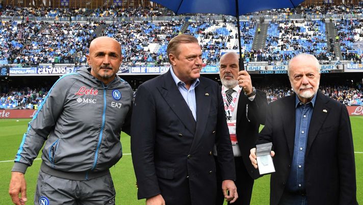 Il Napoli al vetriolo: “Questa è per chi ha detto che Spalletti non ha voluto fare la foto” Il Napoli al vetriolo: “Questa è per chi ha detto che Spalletti non ha voluto fare la foto” - immagine 1