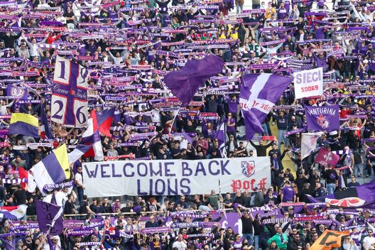 GERMOGLI PH: 20 FEBBRAIO 2022 FIRENZE STADIO ARTEMIO FRANCHI SERIE A FIORENTINA VS ATALANTA NELLA FOTO TIFOSI CURVA FIESOLE GERMOGLI PH: 20 FEBBRAIO 2022 FIRENZE STADIO ARTEMIO FRANCHI SERIE A FIORENTINA VS ATALANTA NELLA FOTO TIFOSI CURVA FIESOLE