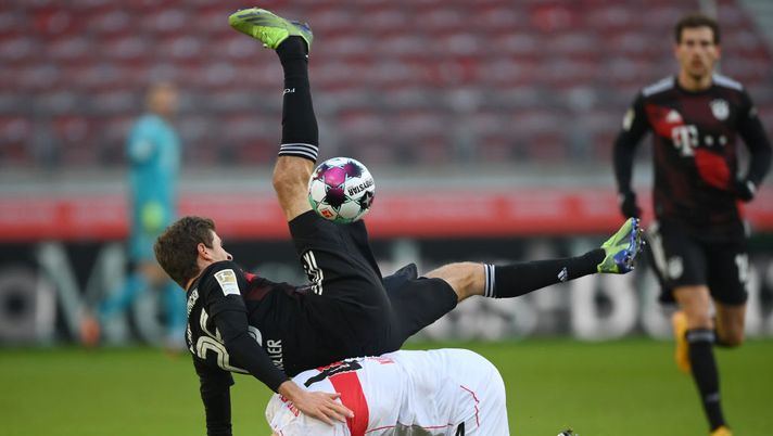 STUTTGART, GERMANY - NOVEMBER 28: Thomas Mueller of FC Bayern Munich collides with Marc-Oliver Kempf of VfB Stuttgart during the Bundesliga match between VfB Stuttgart and FC Bayern Muenchen at Mercedes-Benz Arena on November 28, 2020 in Stuttgart, Germany. (Photo by Matthias Hangst/Getty Images) STUTTGART, GERMANY - NOVEMBER 28: Thomas Mueller of FC Bayern Munich collides with Marc-Oliver Kempf of VfB Stuttgart during the Bundesliga match between VfB Stuttgart and FC Bayern Muenchen at Mercedes-Benz Arena on November 28, 2020 in Stuttgart, Germany. (Photo by Matthias Hangst/Getty Images)