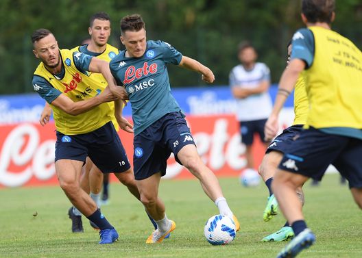 DIMARO, ITALY - JULY 23: Piotr Zielinski of Napoli during an SSC Napoli training session on July 23, 2021 in Dimaro, Italy. (Photo by SSC NAPOLI/SSC NAPOLI via Getty Images) DIMARO, ITALY - JULY 23: Piotr Zielinski of Napoli during an SSC Napoli training session on July 23, 2021 in Dimaro, Italy. (Photo by SSC NAPOLI/SSC NAPOLI via Getty Images)