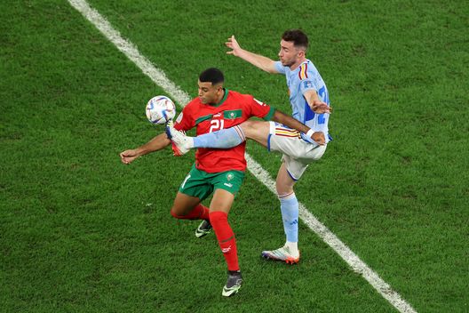 AL RAYYAN, QATAR - DECEMBER 06: Walid Cheddira of Morocco is challenged by Aymeric Laporte of Spain during the FIFA World Cup Qatar 2022 Round of 16 match between Morocco and Spain at Education City Stadium on December 06, 2022 in Al Rayyan, Qatar. (Photo by Alexander Hassenstein/Getty Images) Cheddira su Amrabat: “Uno dei migliori centrocampisti in circolazione”- immagine 2