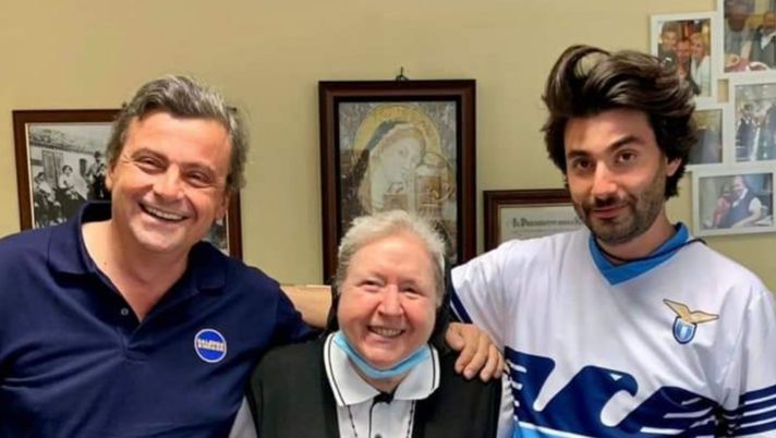 Il romanista Carlo Calenda rimette insieme i cocci del derby: “Se volete canto Forza Lazio…” 