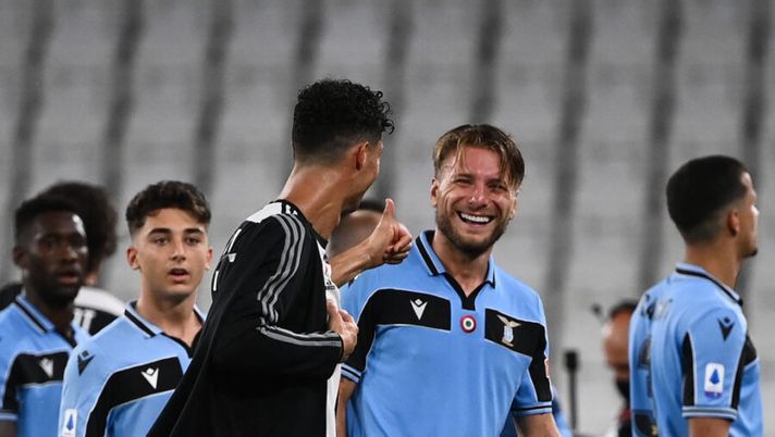 Juventus' Portuguese forward Cristiano Ronaldo (C) congratulates Lazio's Italian forward Ciro Immobile (R) at the end of the Italian Serie A football match between Juventus and Lazio, on July 20, 2020 at the Allianz stadium, in Turin, northern Italy. (Photo by Marco BERTORELLO / AFP) (Photo by MARCO BERTORELLO/AFP via Getty Images) Quando uscirà il listone di Fantacalcio.it? C’è la risposta! In arrivo novità per voti e assist - immagine 1