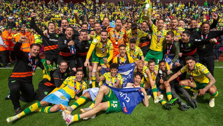 Norwich: festa per la promozione, ma c’è un problema. Il bus si ferma e il calciatori lo spingono Norwich: festa per la promozione, ma c’è un problema. Il bus si ferma e il calciatori lo spingono