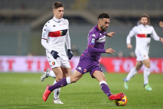 FLORENCE, ITALY - JANUARY 17: Nicolas Gonzalez of ACF Fiorentina battles for the ball with Riccardo Calafiori of Genoa CFC during the Serie A match between ACF Fiorentina and Genoa CFC at Stadio Artemio Franchi on January 17, 2022 in Florence, Italy. (Photo by Gabriele Maltinti/Getty Images) Fiorentina, c’è il Cagliari prima della sosta. Tour de force per i sudamericani- immagine 2